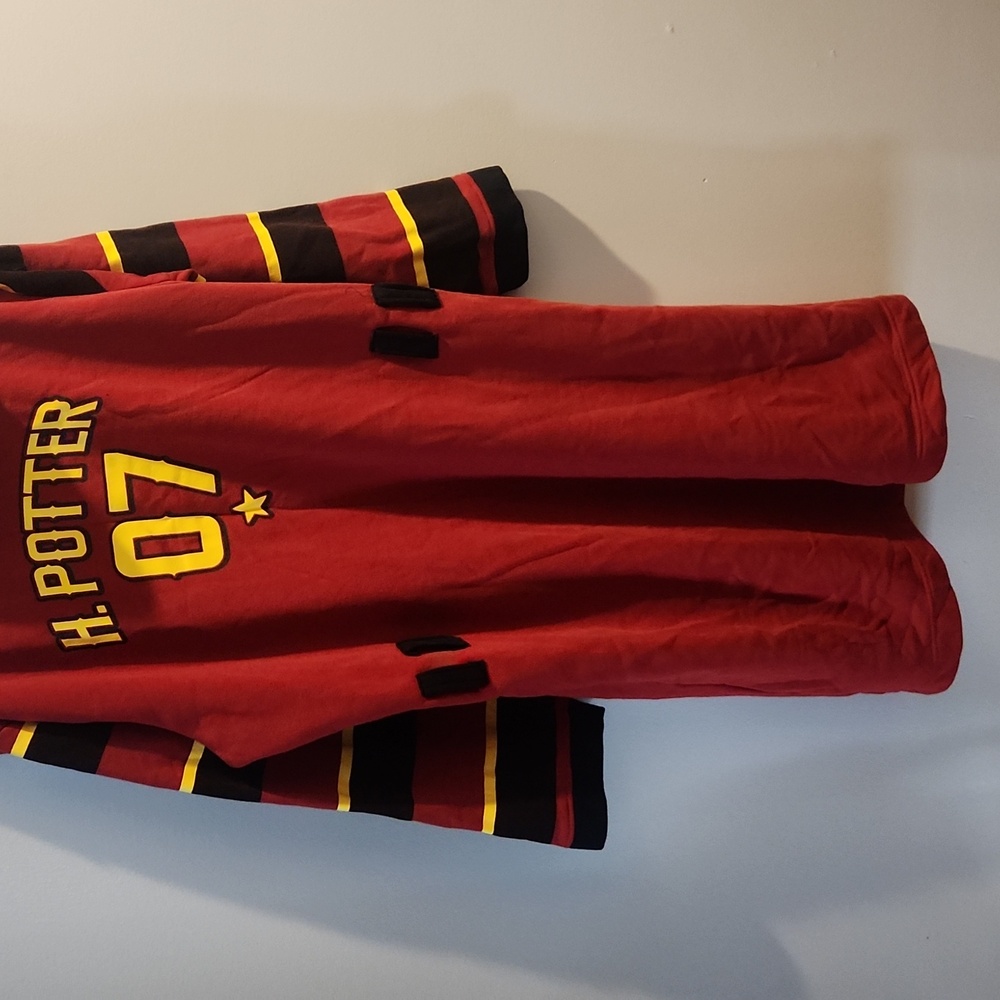 Harry Potter Griffindor Robe - Picture 3 of 6